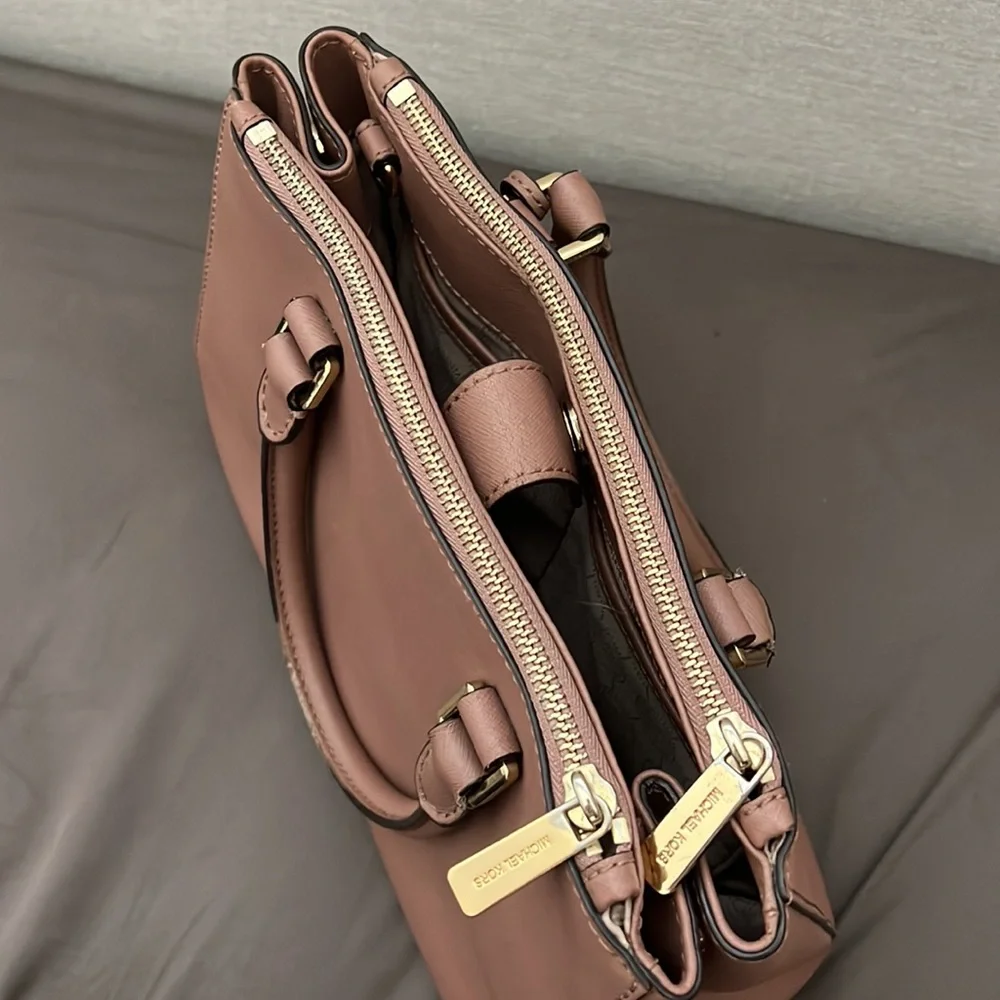 Micheal kors bag - Picture 5 of 7